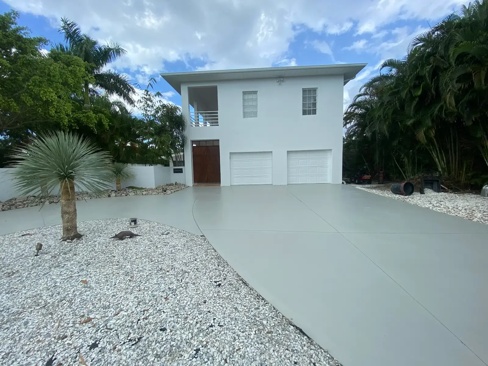 Freshly painted Florida exterior with clean white finish and finished driveway view